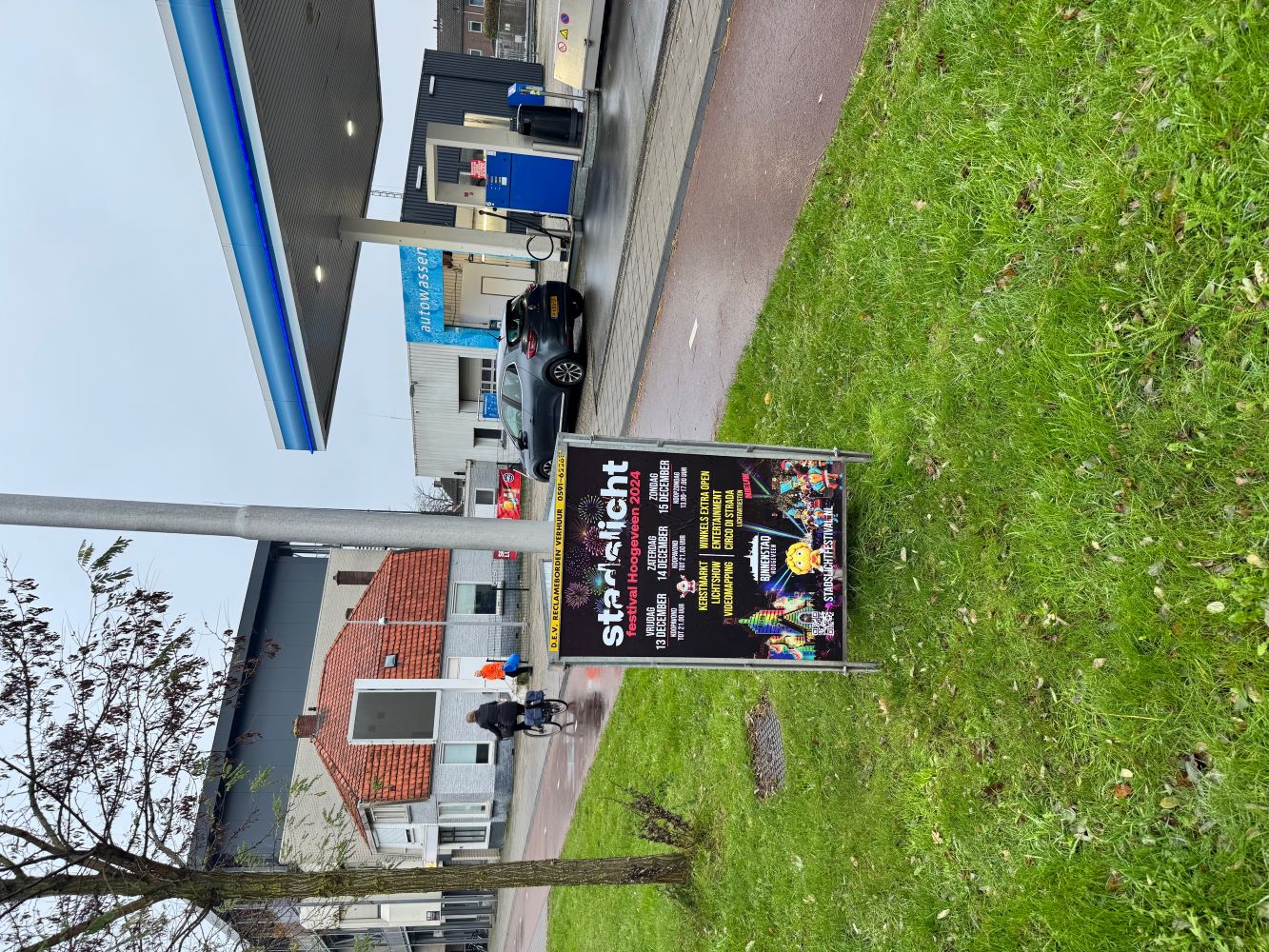 foto driehoekig reclamebord verhuur